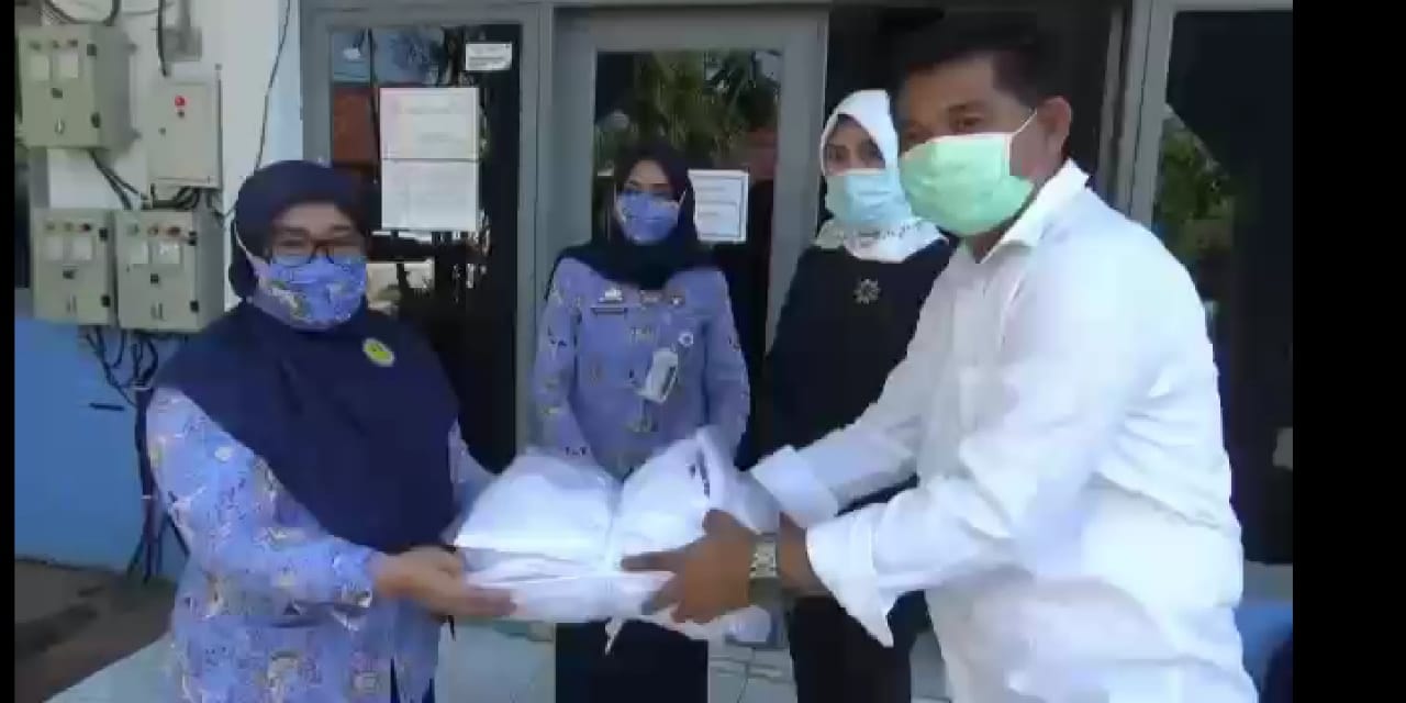 Alumni Wira Pratama 42 Polres Maros Sumbang APD Baju Hazmat ke Rumah Sakit Salewangan