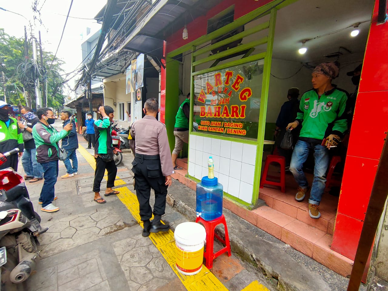 Peduli Nasib Driver Ojol, Polres Jakarta Barat Adakan Program Penyediaan Makanan Gratis Untuk Ojol