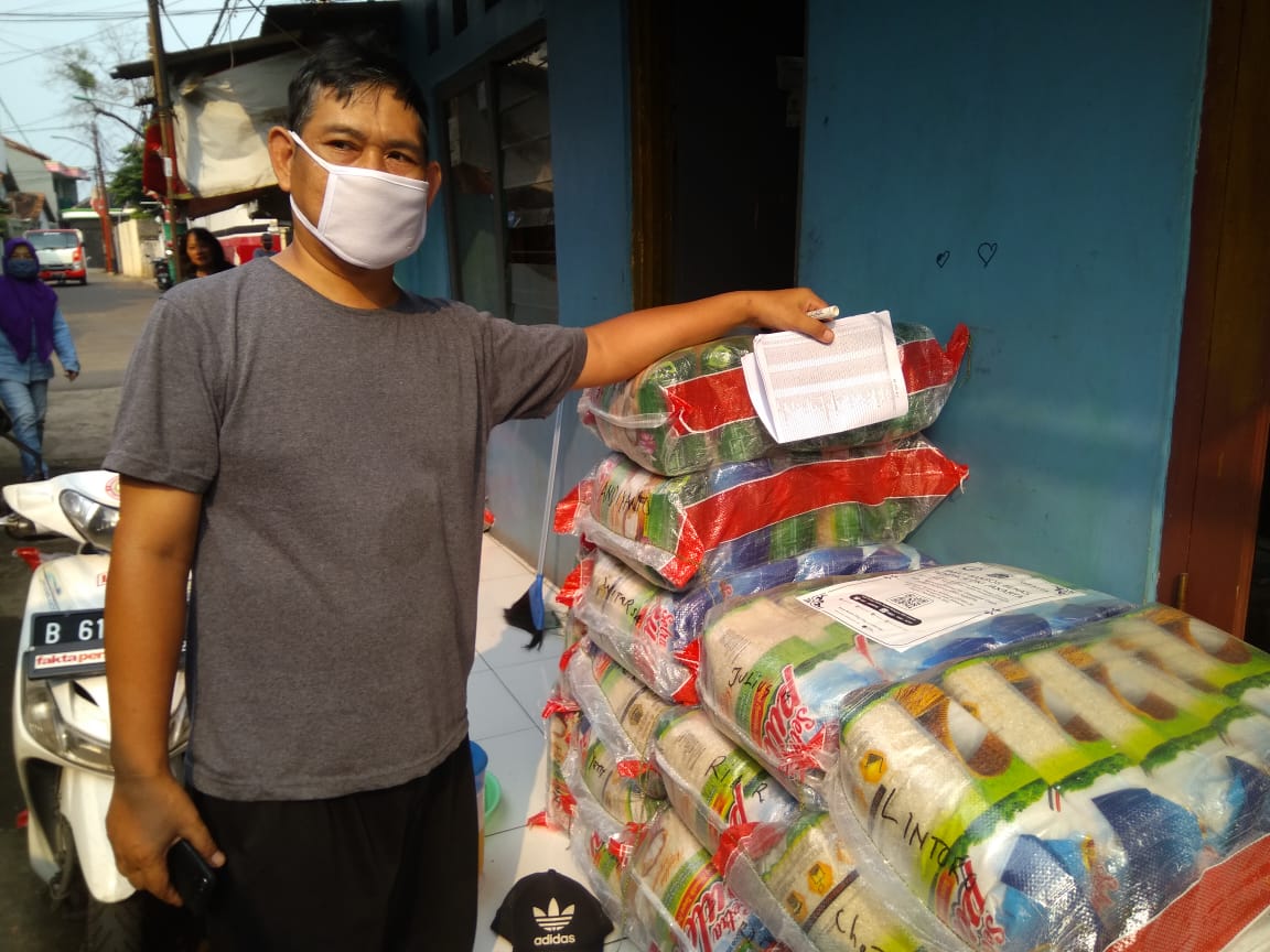 Paket Bansos Beras 25 Kg dari  Pemprov DKI Jakarta Untuk Warga Kelurahan Lubang Buaya