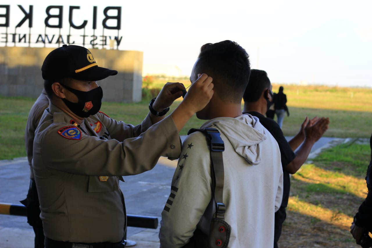 Sinergi TNI Polri, Polsek Banjaran Bersama Koramil Berikan Masker Gratis dan Himbauan Protokol Kesehatan