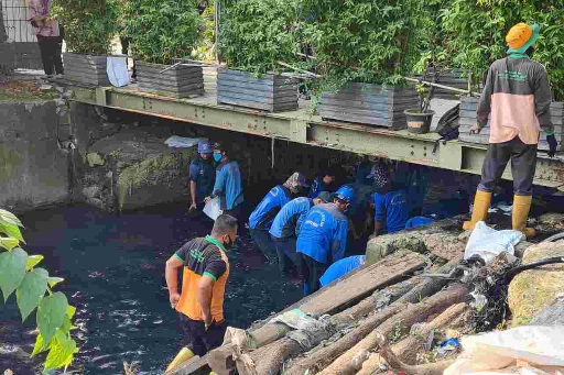 Upaya Antisipasi Banjir SDA Provinsi DKI Gerebek Lumpur di Kali Sekretaris Jakarta Barat