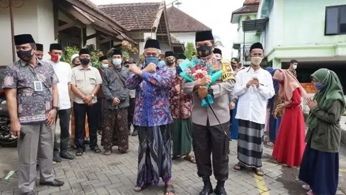 Kapolda Jatim Kunjungi Pondok Pesantren Tangguh Sabilurrosyad Gesek Malang, Patuhi Prokes