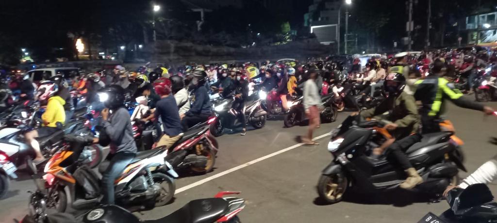 Sat Patwal Ditlantas Polda Metro Jaya Bubarkan Kerumunan Night Biker