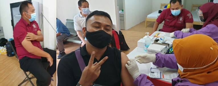 Petugas Pramubakti di Samsat Jakarta Utara Divaksinasi