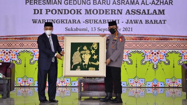 Tinjau Vaksinasi se-Jawa Barat, Kapolri Resmikan Gedung Ponpes Assalam Sukabumi