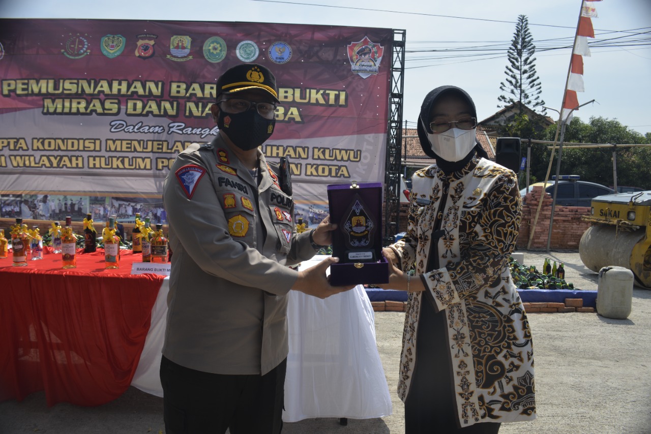Kapolres Cirebon Kota AKBP M. Fahri Siregar Dapatkan Penghargaan dari Bupati Cirebon