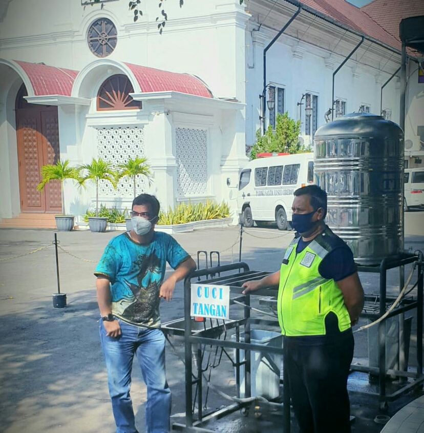 Kapolsek Lemahwungkuk Monitoring Peribadatan Misa Pagi dan Kebaktian Gereja
