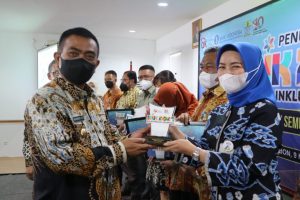 Wali Kota Cirebon Raih Penghargaan Dari OJK Sebagai Tokoh Penggerak Inklusi Keuangan 2021