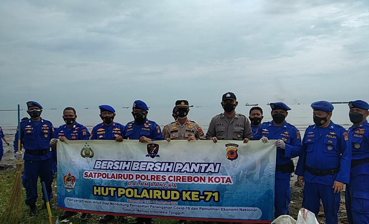 Peringati HUT Polairud Ke-71, Polairud Polres Cirebon Kota Gelar Baksos Bersih Parit Pelabuhan