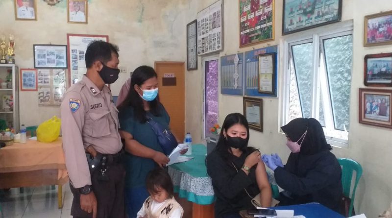 Bhabin Kasepuhan Polsek Lemahwungkuk Polres Ciko Monitoring Vaksinasi Massal bagi Warga