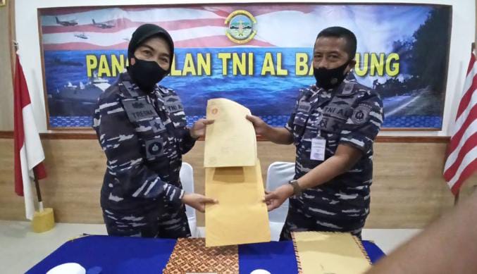 Komandan Lanal Bandung Terima Penyerahan Penetapan Aset Tanah Hibah dari Ahli Waris