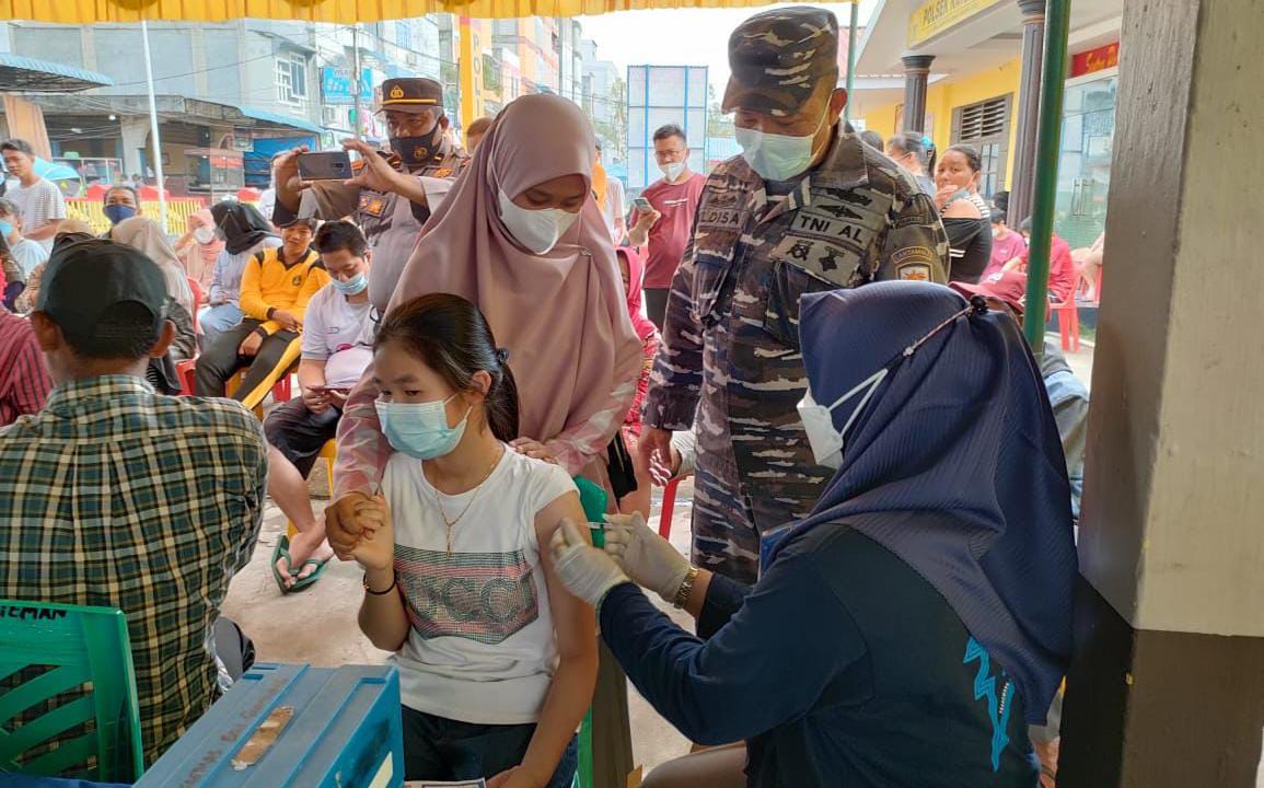 TNI AL Lanal Dumai Kawal Serbuan Vaksin di Wilayah Sungai Guntung