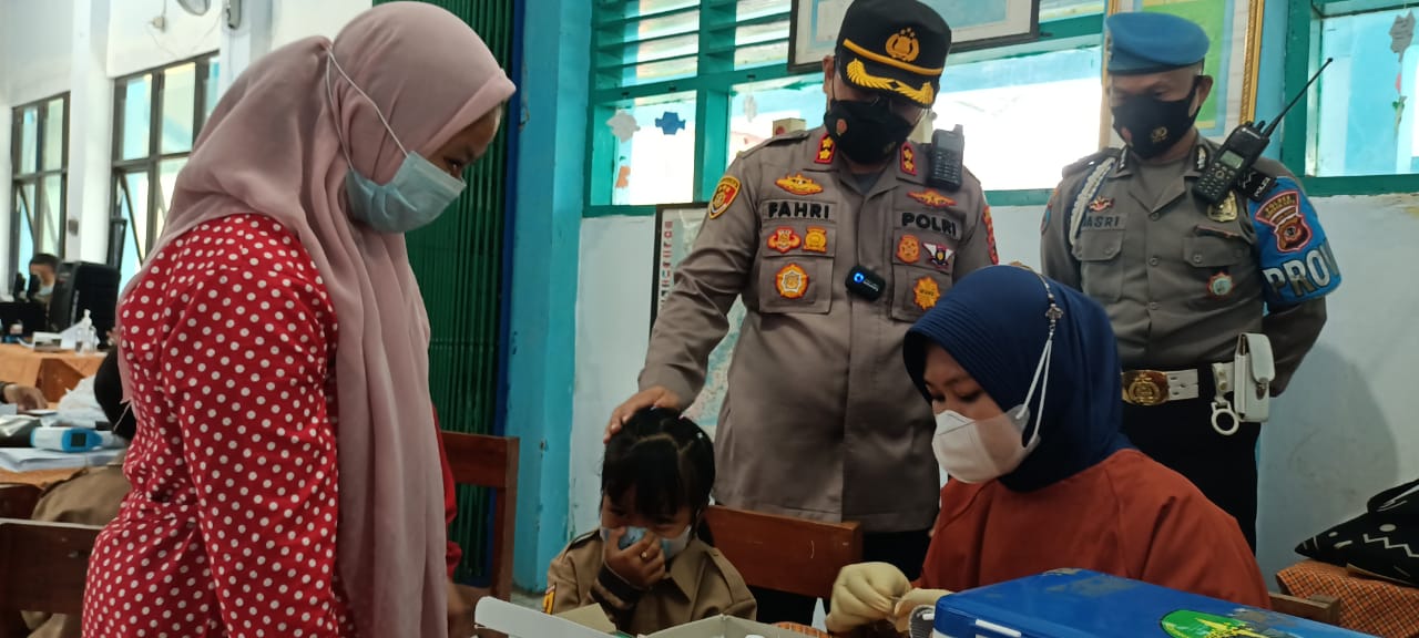 Kapolres Cirebon Kota Berikan Semangat Bagi Siswa-Siswi Peserta Vaksinasi di 6 SD