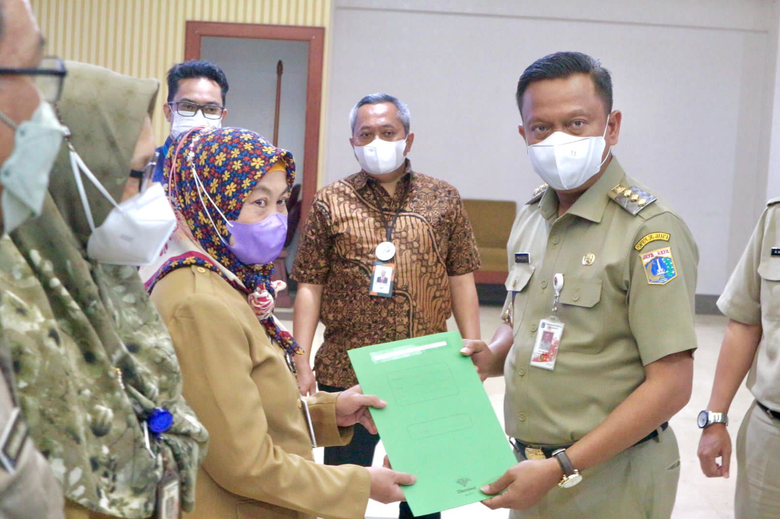 SK Pensiun Diserahkan Wali Kota Jakarta Selatan Kepada 27 Pegawainya yang Memasuki Masa Purna Bakti