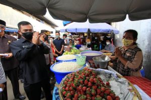 Wali Kota Cirebon Sidak ke Pasar, Ingatkan Penerapan Prokes Cegah Peningkatan Covid-19