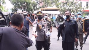 Kapolres Cirebon Kota Bersama Wali Kota Cirebon Woro-Woro Bagikan Masker di Pasar