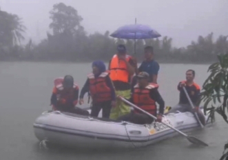 Gunakan Perahu Karet Hibah Dari Kemensos, Kadis Sosial Salurkan Bantuan Ke Korban Puting Beliung.