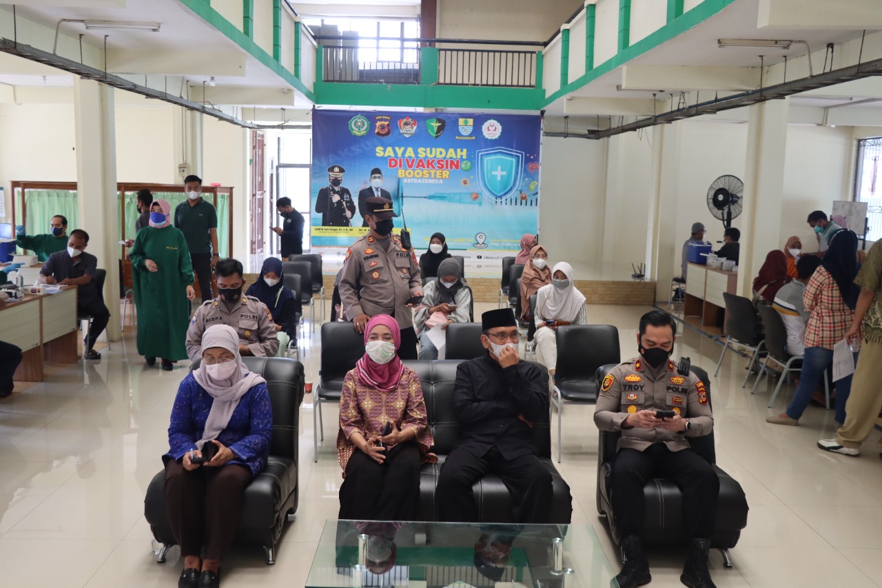 Wakapolres Ciko Tinjau Vaksinasi Booster dan Zoom Meeting Bersama Kapolri di IAIN Syekh Nurjati Cirebon