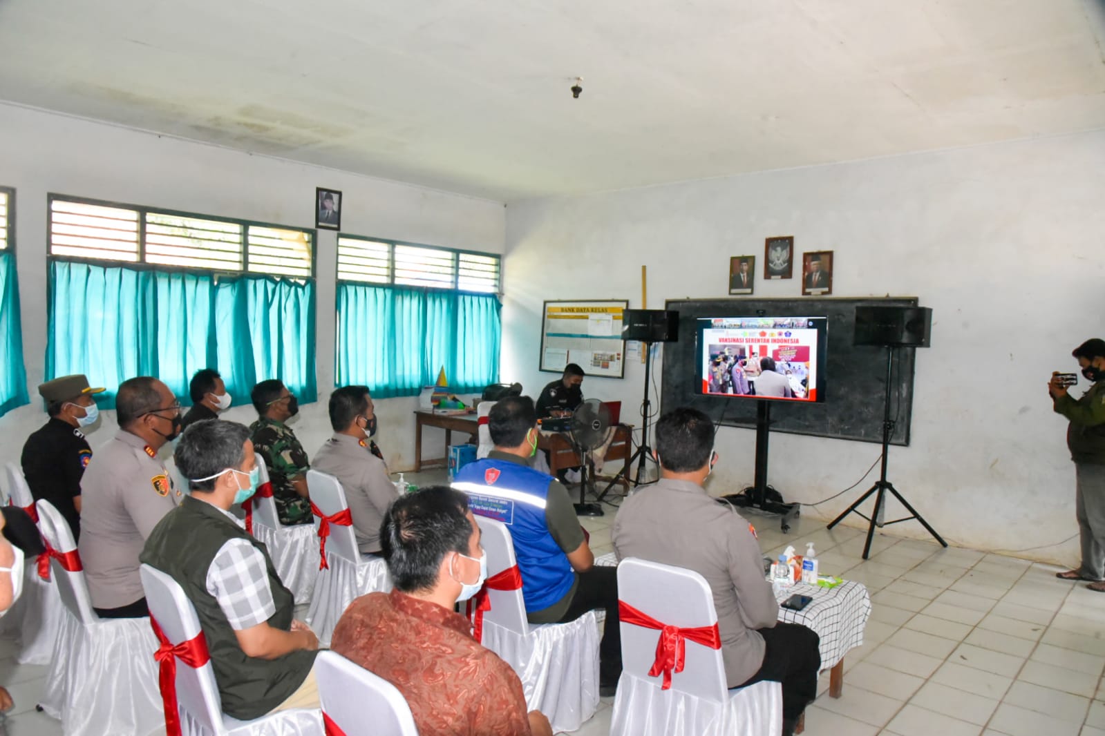 Kapolresta Cirebon Hadiri Zoom Meeting Vaksinasi Serentak di SDN Japurabakti