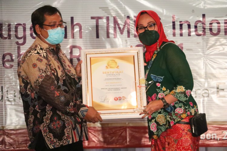 Eti Herawati Raih Anugerah Dengan Kategori Special Achievement Tokoh Peduli UMKM