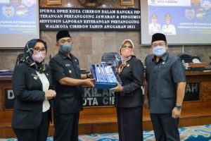 Wali Kota Cirebon Sampaikan Nota Pengantar LKPj 2021 Dalam Rapat Paripurna DPRD