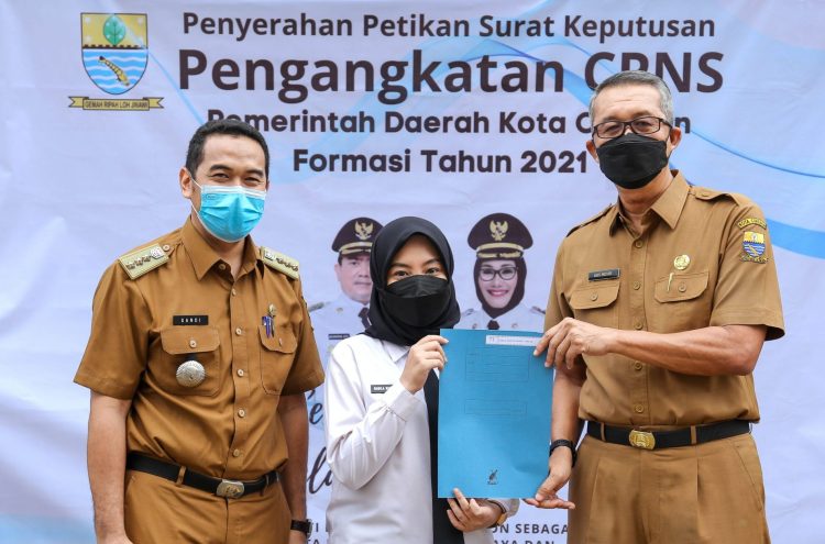 Wali Kota Cirebon Serahkan Petikan SK Pengangkatan untuk 100 CPNS