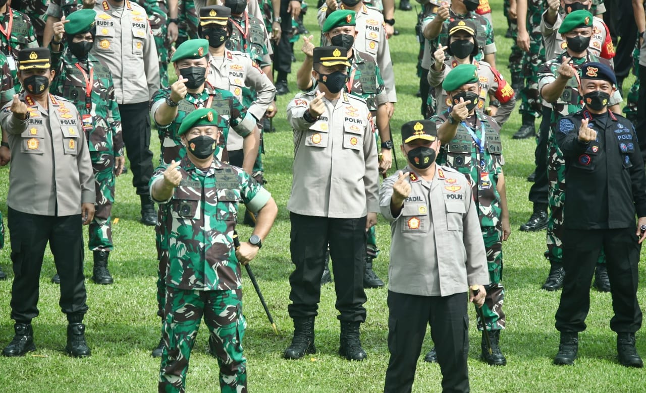 Sebagai Apresiasi Kapolda Metro Jaya Beri Penghargaan 2 Prajurit TNI yang Berhasil Menangkap Begal