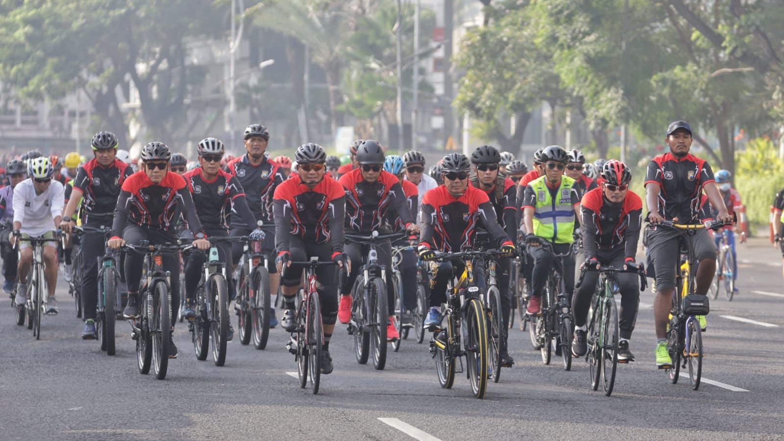 Polda Jatim Gelar Sepeda Gembira Sambut HUT Bhayangkara Ke-76