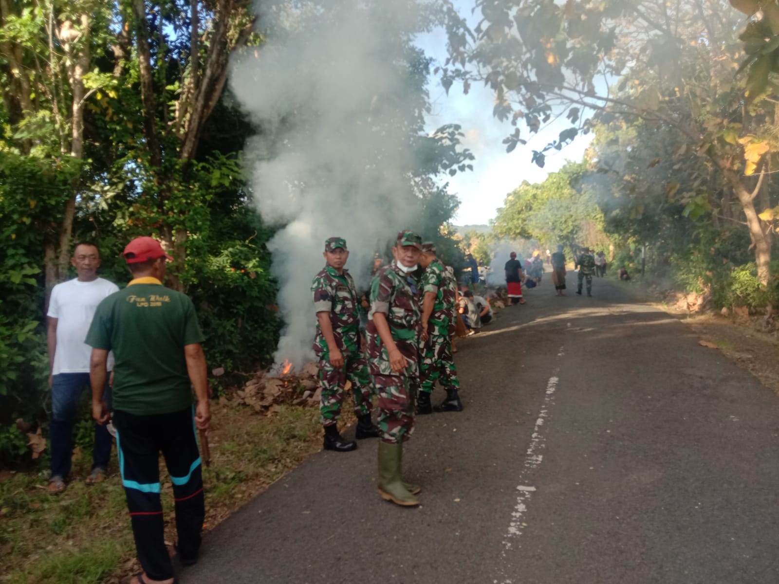 Peringati Bulan Bung Karno IV/2022 Warga Desa Selat bersama Koramil 1609-05/ Sukasada dan Polisi Bersihkan Areal Pura
