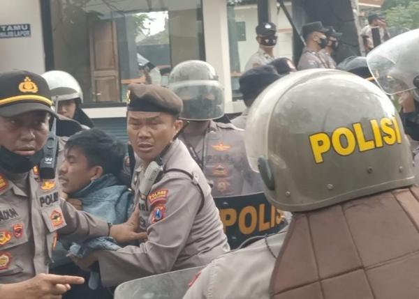Ricuh, Demo Menolak RUU KUHP di Probolinggo 