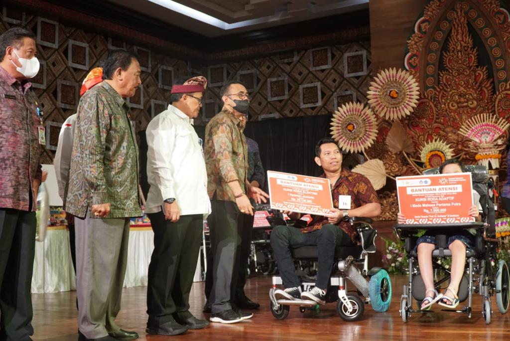 HKSN ke 65 Kementerian Sosial Berikan Bantuan kepada Penyandang Disabilitas Netra di Bali 
