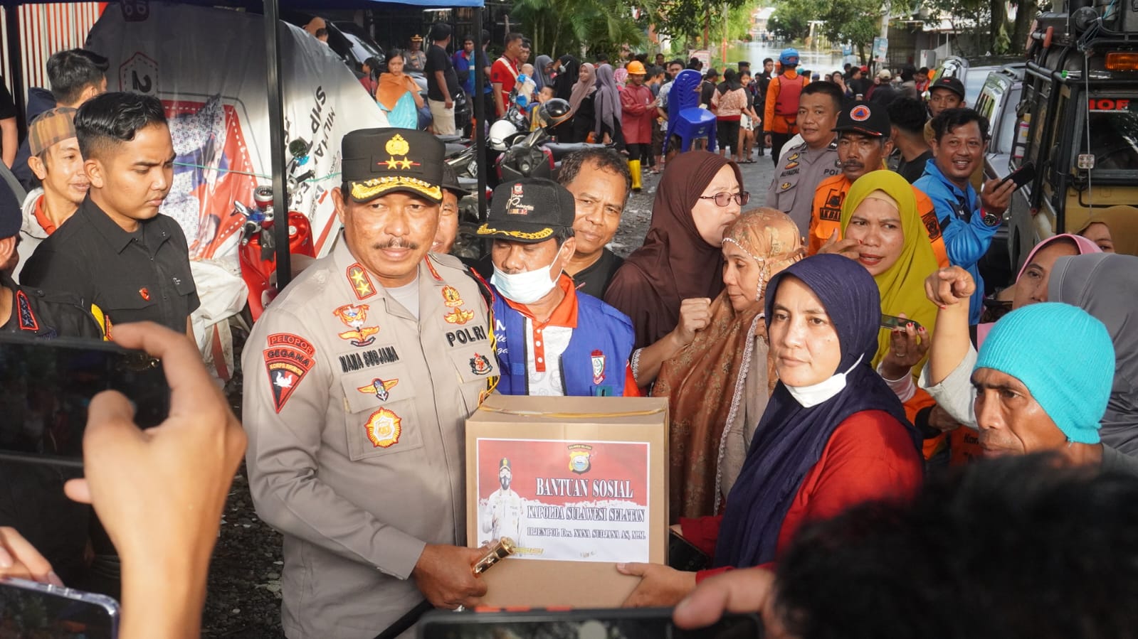 Kapolda Sulsel Serahkan 100 Paket Sembako untuk Korban Banjir di Makassar