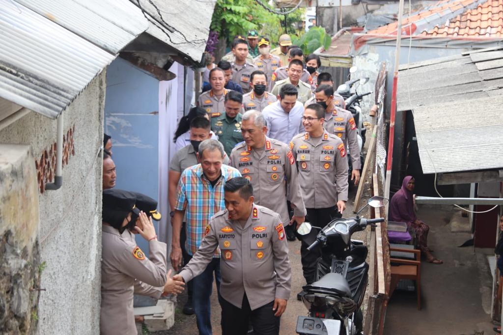 Kapolda Metro Jaya Serahkan Kunci Bedah Rumah Dalam Rangka Bhakti Presisi Bhayangkara Ke-77