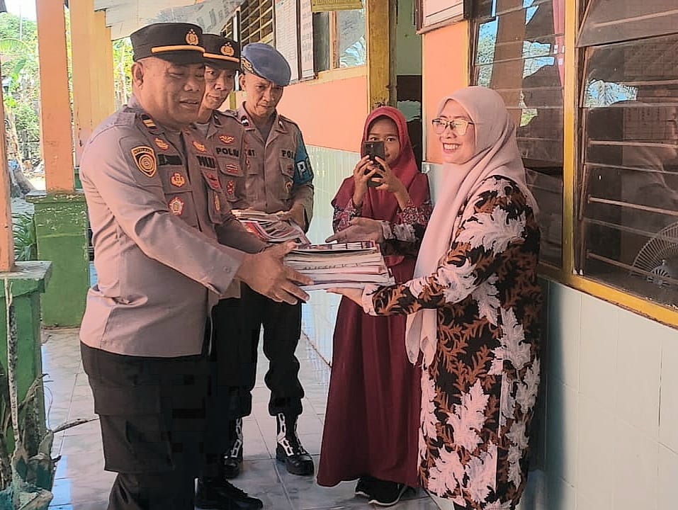 Peduli Literasi, Polsek Marbo Polres Takalar Serahkan Bantuan Buku ke SDN No.180 Lakatong Pulau