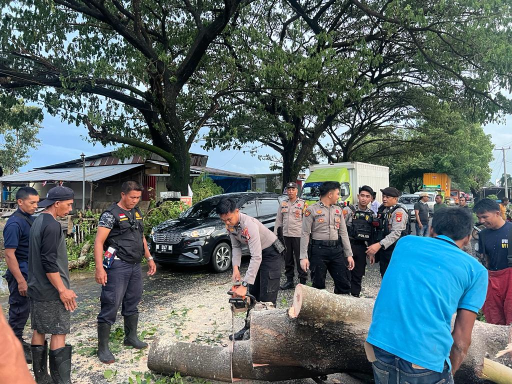 Sat Samapta, BPBD dan Damkar Takalar Kompak Evakuasi Pohon Tumbang di Kalappo